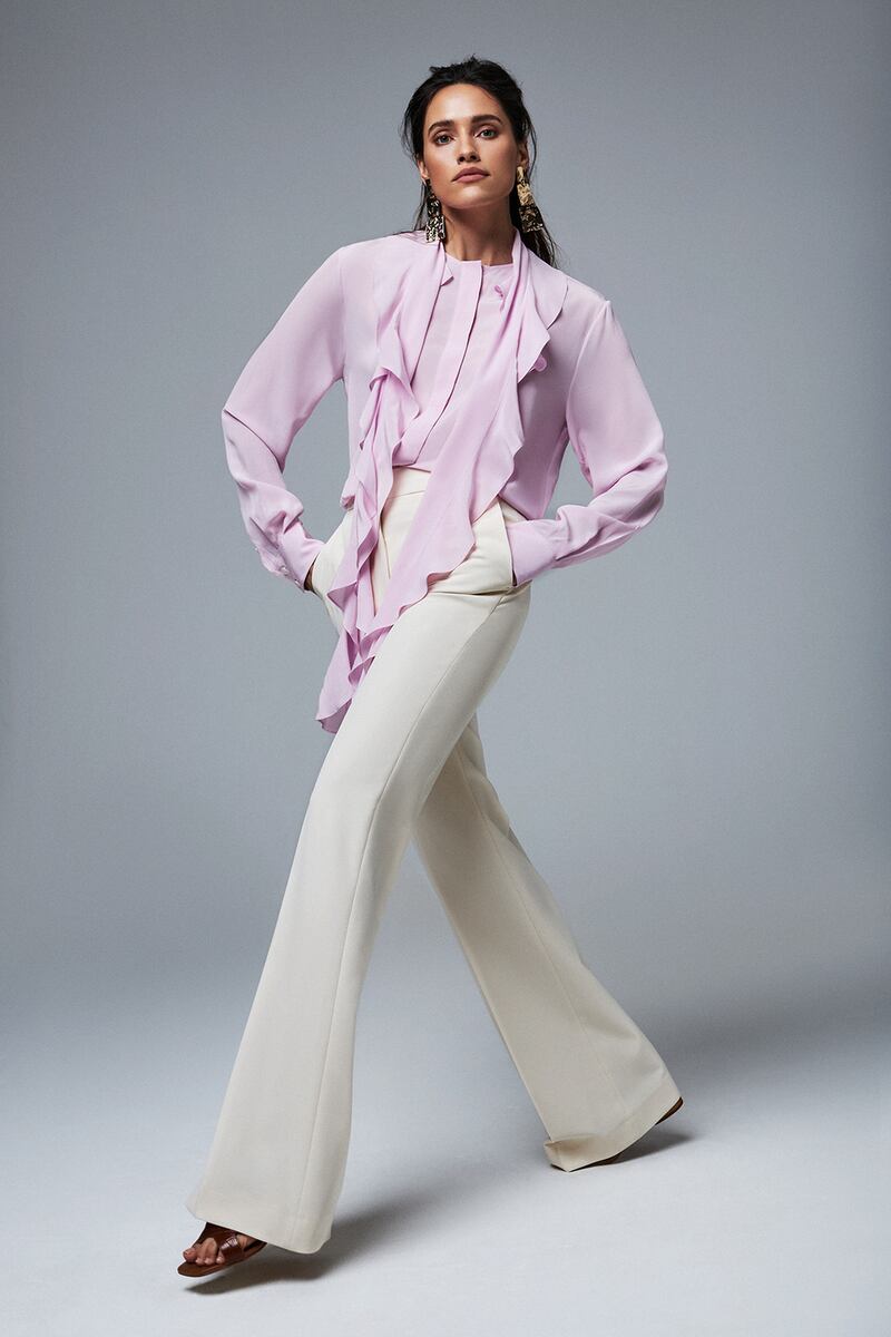 70s elegance: Pink ruffled blouse € 690 Victoria Beckham, cream flared trousers € 385 Victoria Beckham, tan sandals € 135 Carvela, gold drop earrings € 270 MaxMara