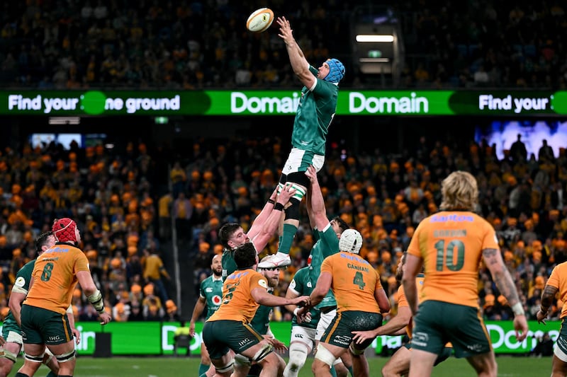 Tadhg Beirne, de Irlanda, gana un saque de banda. Fotografía: Saeed Khan/AFP vía Getty Images