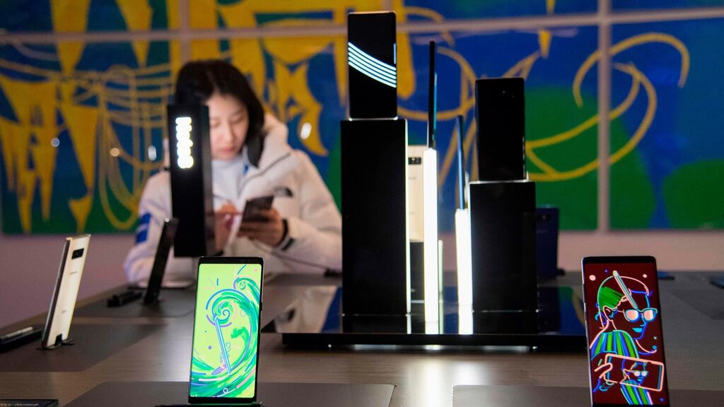 Samsung retained its lead over Apple last year despite a dip in fourth quarter sales