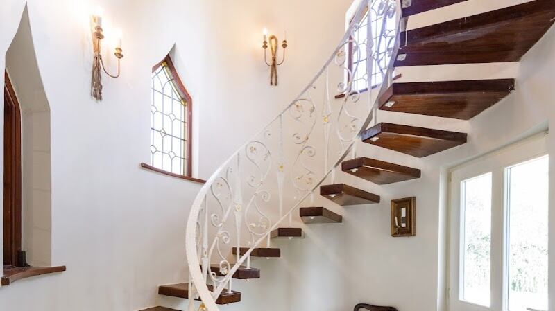 Curved stairway