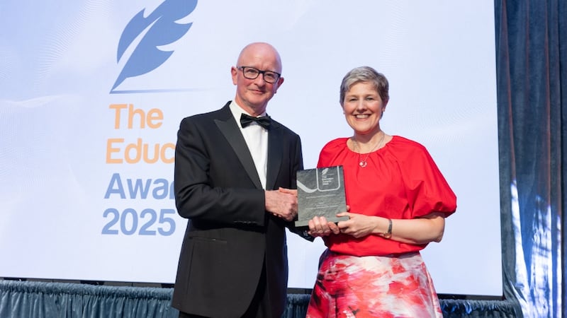 Bertie Kelly, awards judge, presents the best online learning experience to Dr Susan Hegarty, Dublin City University