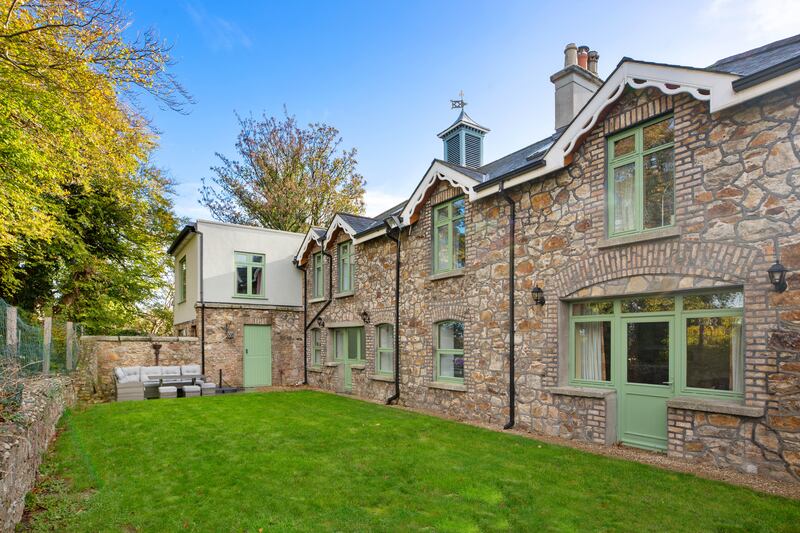 Four-bedroom coach house