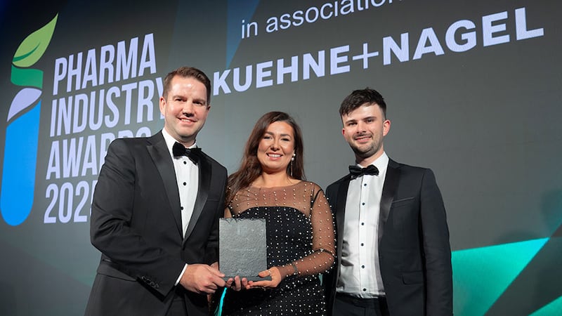 Stephen Corcoran, business development manager, EMEA at Cold Chain Technologies, presents the innovation of the year award to Ciara Durnin White and Jim Redmond, Deciphex