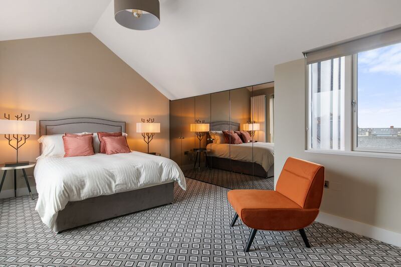 Dual-aspect principal bedroom