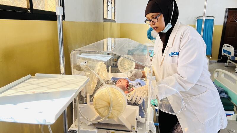 Trócaire Nursing Co-ordinator in Dollow Referral Hospital in Gedo Region in southern Somalia, Habiba Ali Maalim, tends to premature infant Mohammad born in a refugee camp at just 28 weeks weighing 1.5 kgs.
