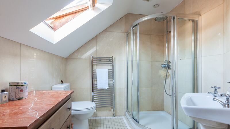 Shower room.