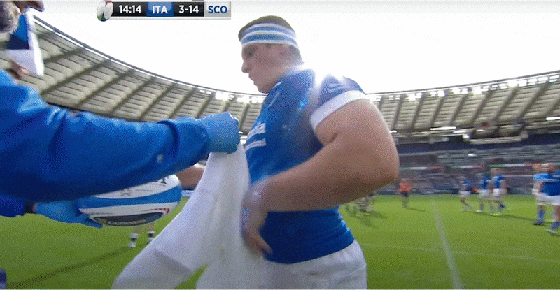 Pierre Schoeman calls Kyle Steyn to stand at the front of the lineout. George Horne stays as the receiver and doesn't cover the space behind