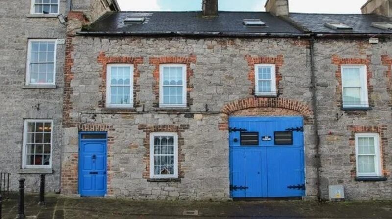 This  Church Street house   is just a short walk to the city centre and has amazing views of the castle