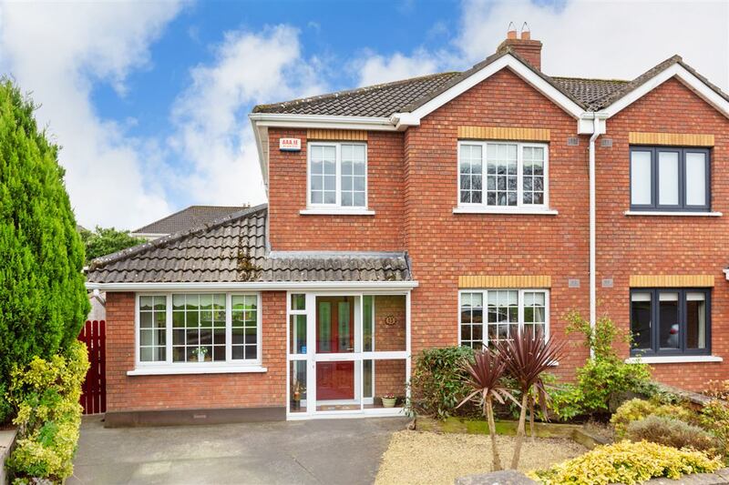 Likely to appeal to families, this house is located in a cul-de-sac with a large green area at its centre where children can play
