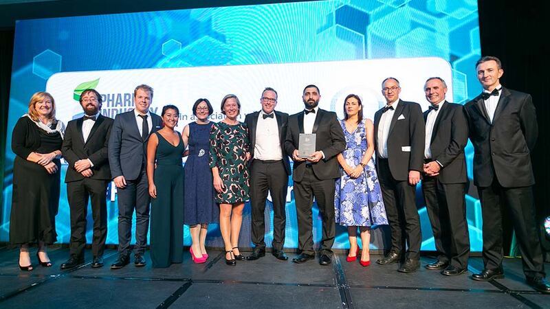 Ian Jones, CEO, Innopharma presents the Partnership Alliance of the Year award to the PMTC, CIT & Pfizer teams.