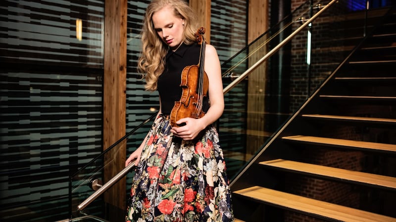Dutch violinist Simone Lamsma gave the impression of managing to squeeze every last expressive drop from the music
