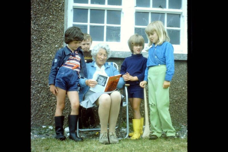 Sa phictiúr: Sighle Humphreys le Ruán, Manchán, Jean agus Noreen Kavanagh in 1976.