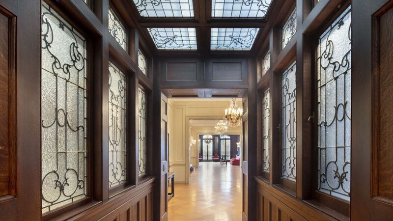 Dining room passage