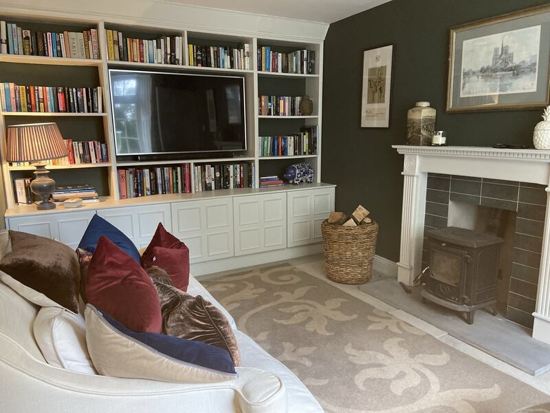 Main sittingroom has a stove