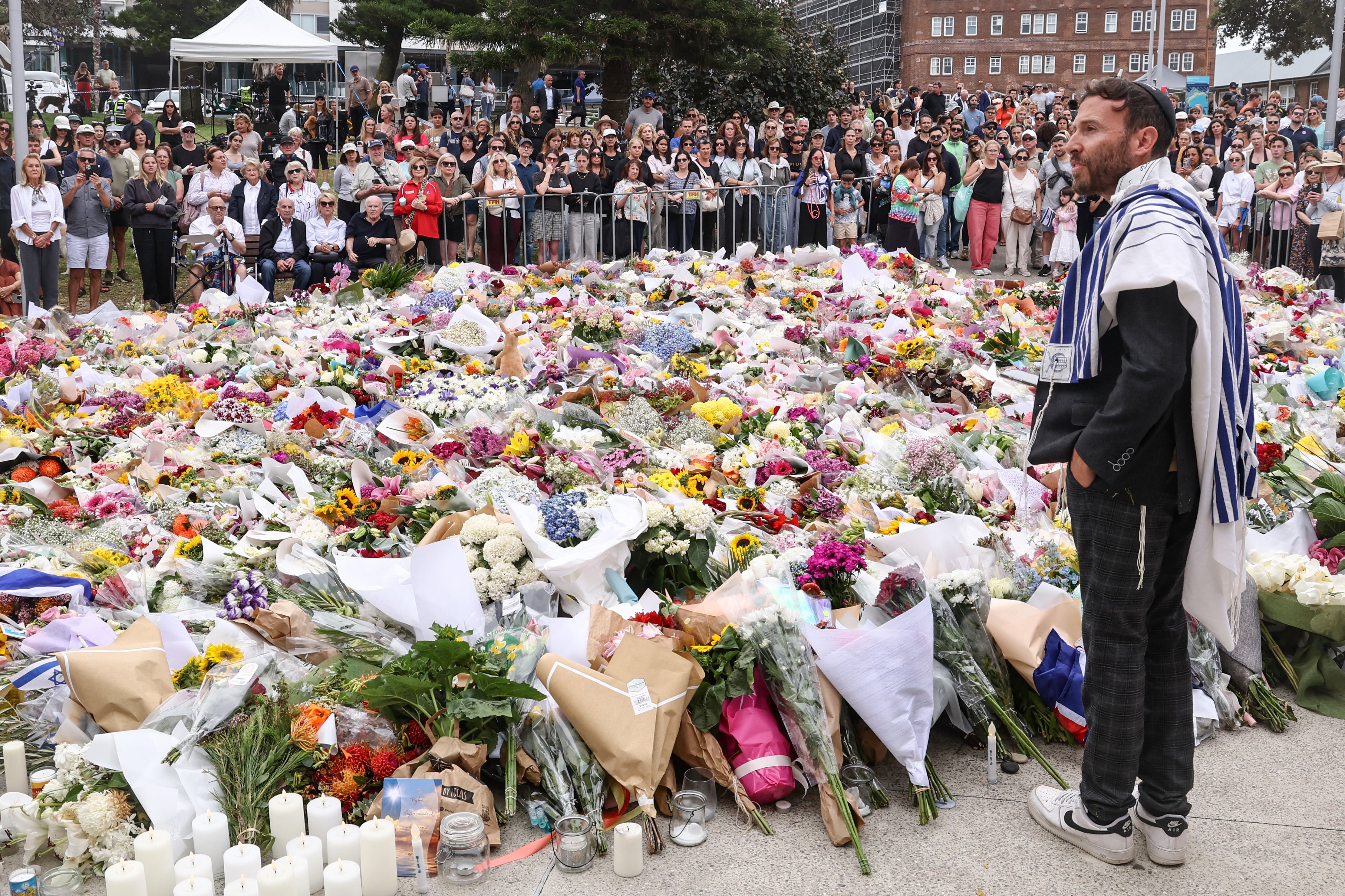 Bondi attack: alleged gunmen travelled to Philippines before ‘Isis-inspired’ shooting