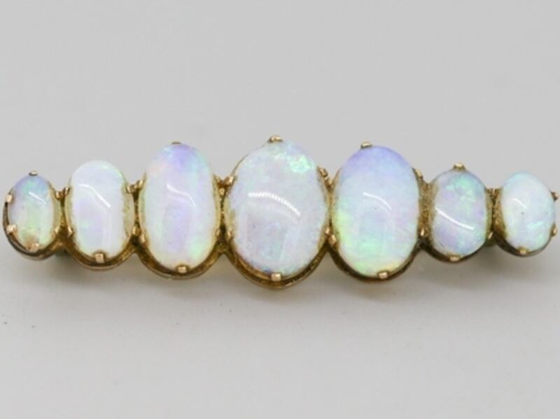 Seven-stone opal broach mounted in 9-carat yellow gold (€300-€500)
