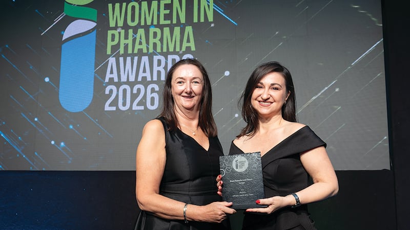 Alice Redmond, awards judge, presents the best female-led team - large to Dana Kendall, AbbVie
