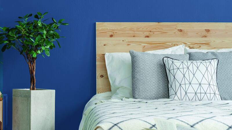 Dulux’s Denim Blue can look exceptionally well when teamed with brilliant white woodwork and warm oak flooring.