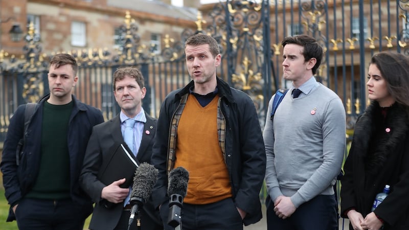 Ciaran Mac Giolla Bhein agus baill eile de Chonradh na Gaeilge tar éis dóibh casadh le Stát-Rúnaí an Tuaiscirt Julian Smith i mí Eanáir 2020. Photograph: Niall Carson/PA Wire