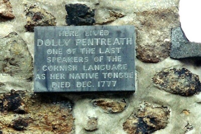 Leac cuimhneacháin i gCorn na Breataine. Grianghraf: Peadar Kirby