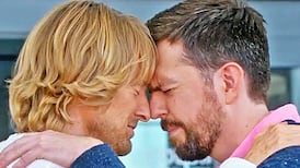 Father Figures: Flaccid comedy with a criminally lazy script