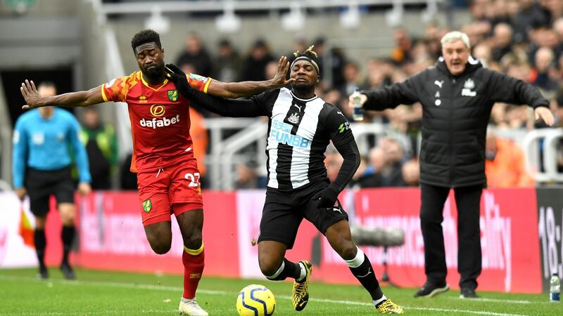 Allan Saint-Maximin of Newcastle United is challenged by Alexander Tettey. Photo:  Mark Runnacles/Getty Images
