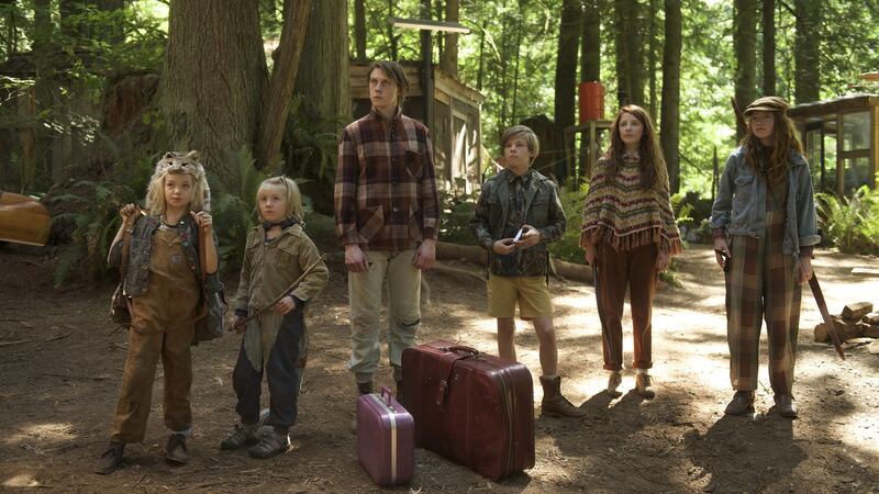 George MacKay with Annalise Basso, Samantha Isler, Shree Crooks, Nicholas Hamilton and Charlie Shotwell in Captain Fantastic
