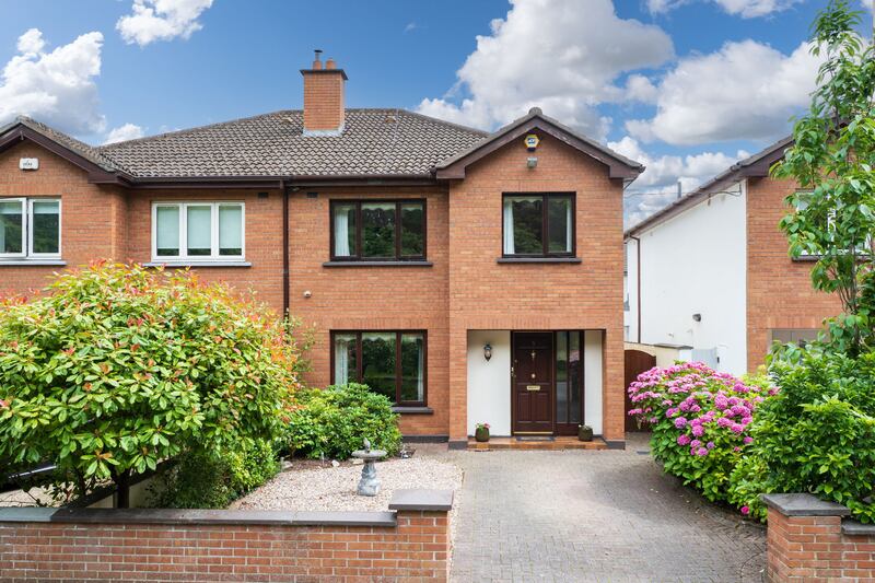 5 The Lakelands is a well-maintained property
