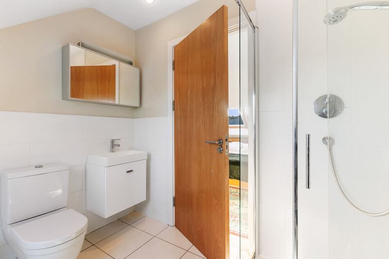 En suite for main bedroom