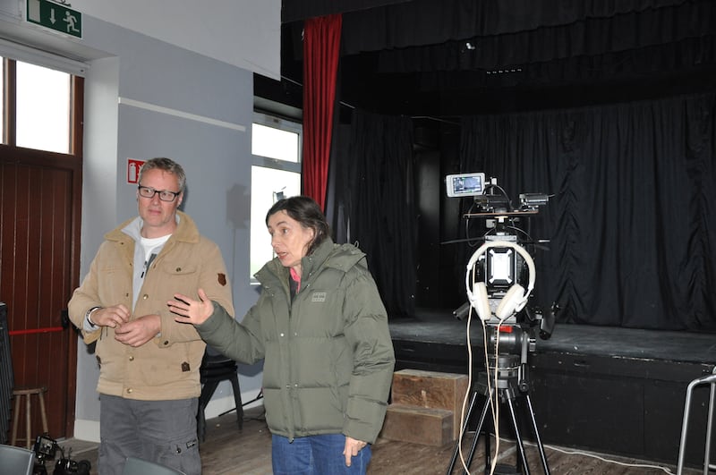 RoseAnn Foley, stiúrthóir agus léiritheoir an chláir, Cúlstáitse in Halla Cholmáin, in éineacht leis an bhfear ceamara Martin Hartnett Pic Miriam Foley Macleod