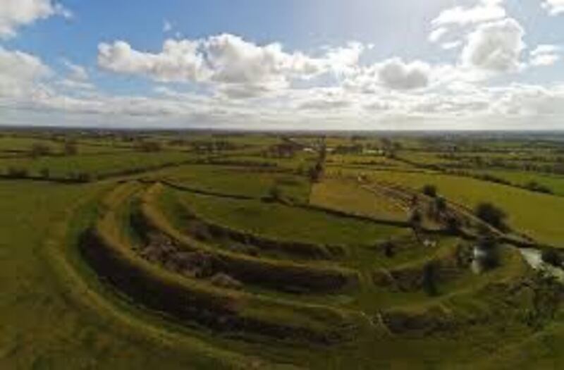 Ó Ráth Cruachan go Reilig na Rí