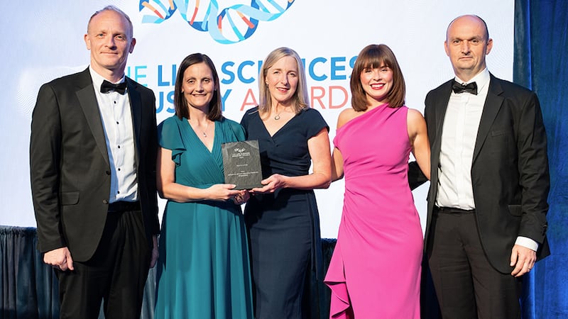 Adrienne Fleming, awards judge, presents the best use of CSR to Johnson & Johnson Innovative Medicine, Ringaskiddy team