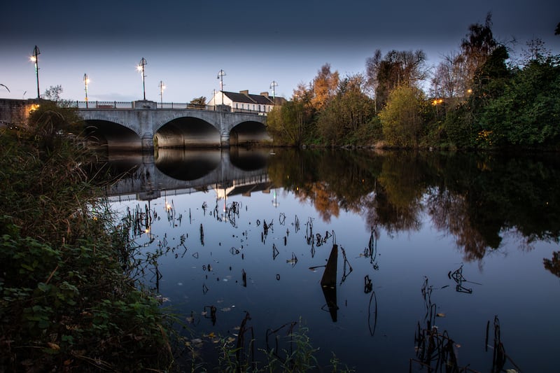 Sníonn Abhainn na Banna trí bhaile Phort an Dúnáin. Grianghraf: iStock/Getty