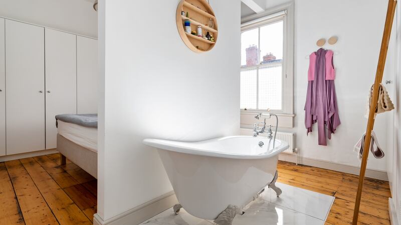 Free-standing bath