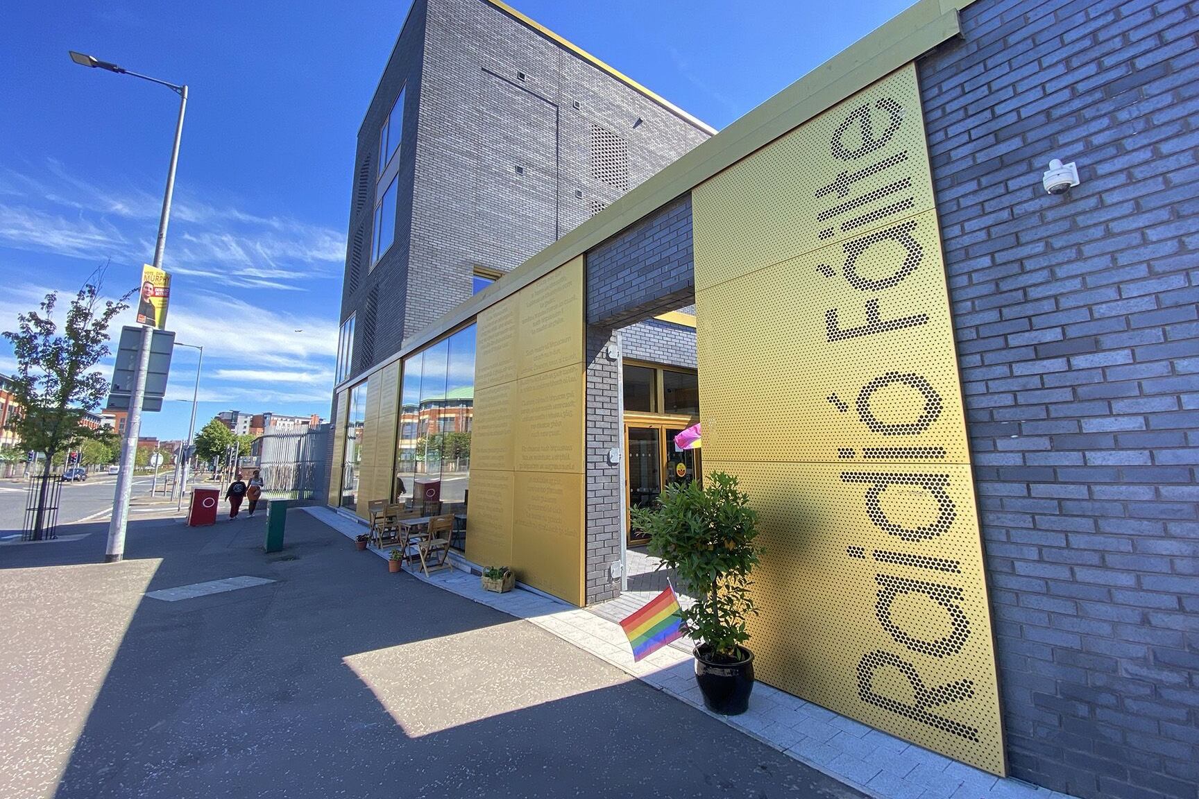 Ceardlanna DJ trí mheán na Gaeilge le Raidió Fáilte