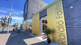 Ceardlanna DJ trí mheán na Gaeilge le Raidió Fáilte