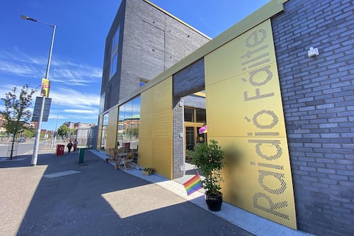 Ceardlanna DJ trí mheán na Gaeilge le Raidió Fáilte