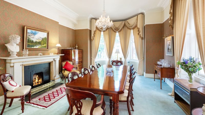 Diningroom with bay window