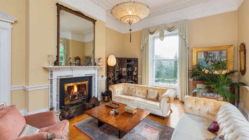 Reception room.