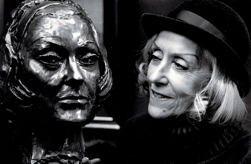 Gloria Swanson with her sculpture self-portrait in London in 1979. Photograph courtesy of John Minihan