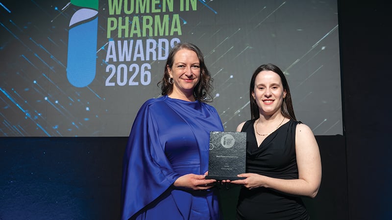 Catriona Bradley, awards judge, presents the best finance leadership award to Victoria Ramos, Grifols