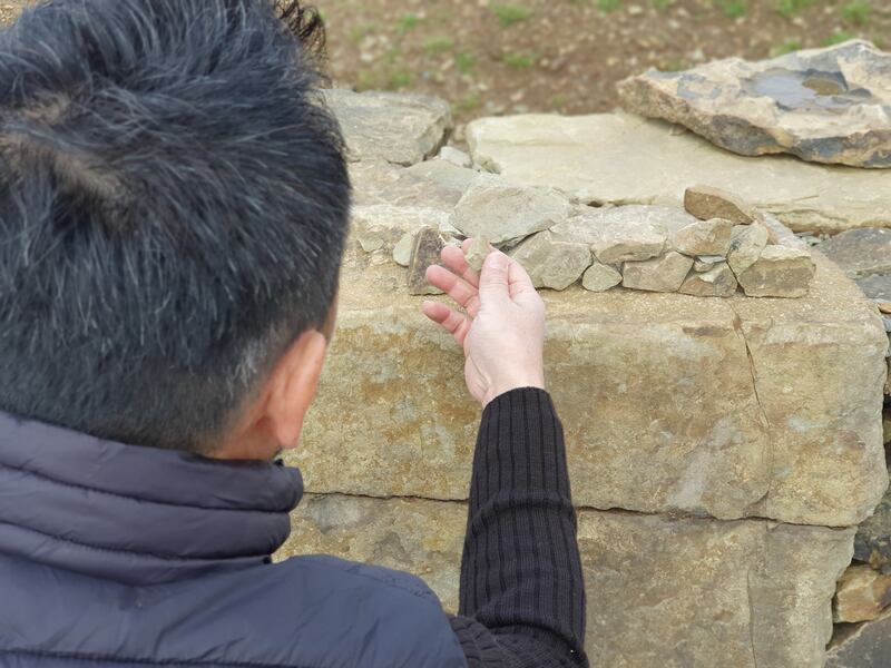 Prof Hiroyuki Tsujii explaining the ancient Japanese technique of wall building