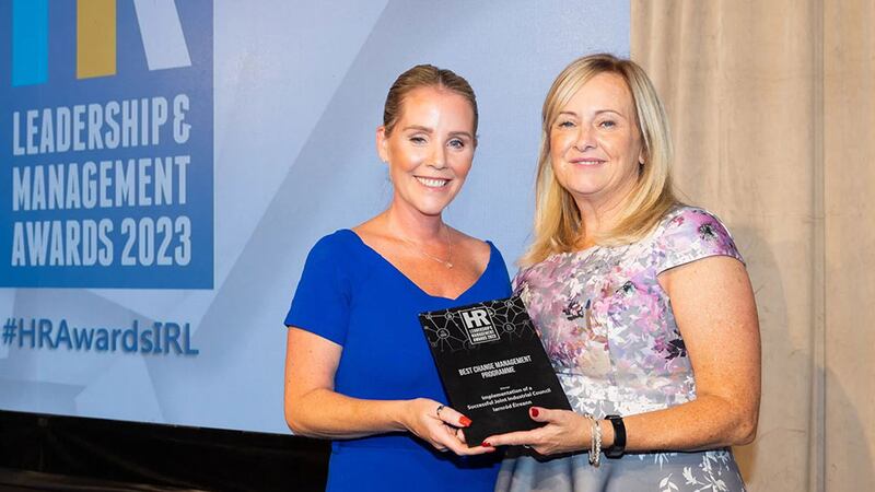 Jennifer Maher, director of hospitality recruitment, Excel Recruitment, presents the best change management programme award to Sean Walsh, Iarnród Éireann
