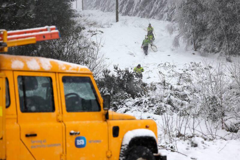 05/01/2025 - NEWS - An Esb repair crew fixing a broken Electricity line due to a fallen tree  in the hills near Castlewarren near Kilkenny City during heavy snow fall and weather warnings. Photograph: Alan Betson / The Irish Times

