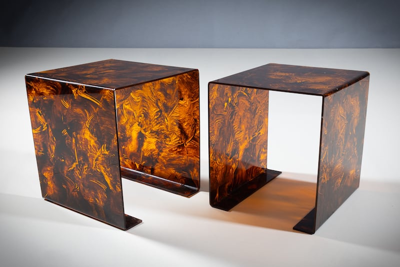Set of 1970s French low tables in acrylic (€400-€600)