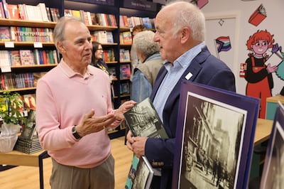 An Dr. Declan Collinge ag caint le John McKenna a sheol an leabhar ag Dubray Books, Sráid Mhuire, Baile Átha Cliath, an tseachtain seo caite. Grianghraph: Dara Mac Dónaill/The Irish Times