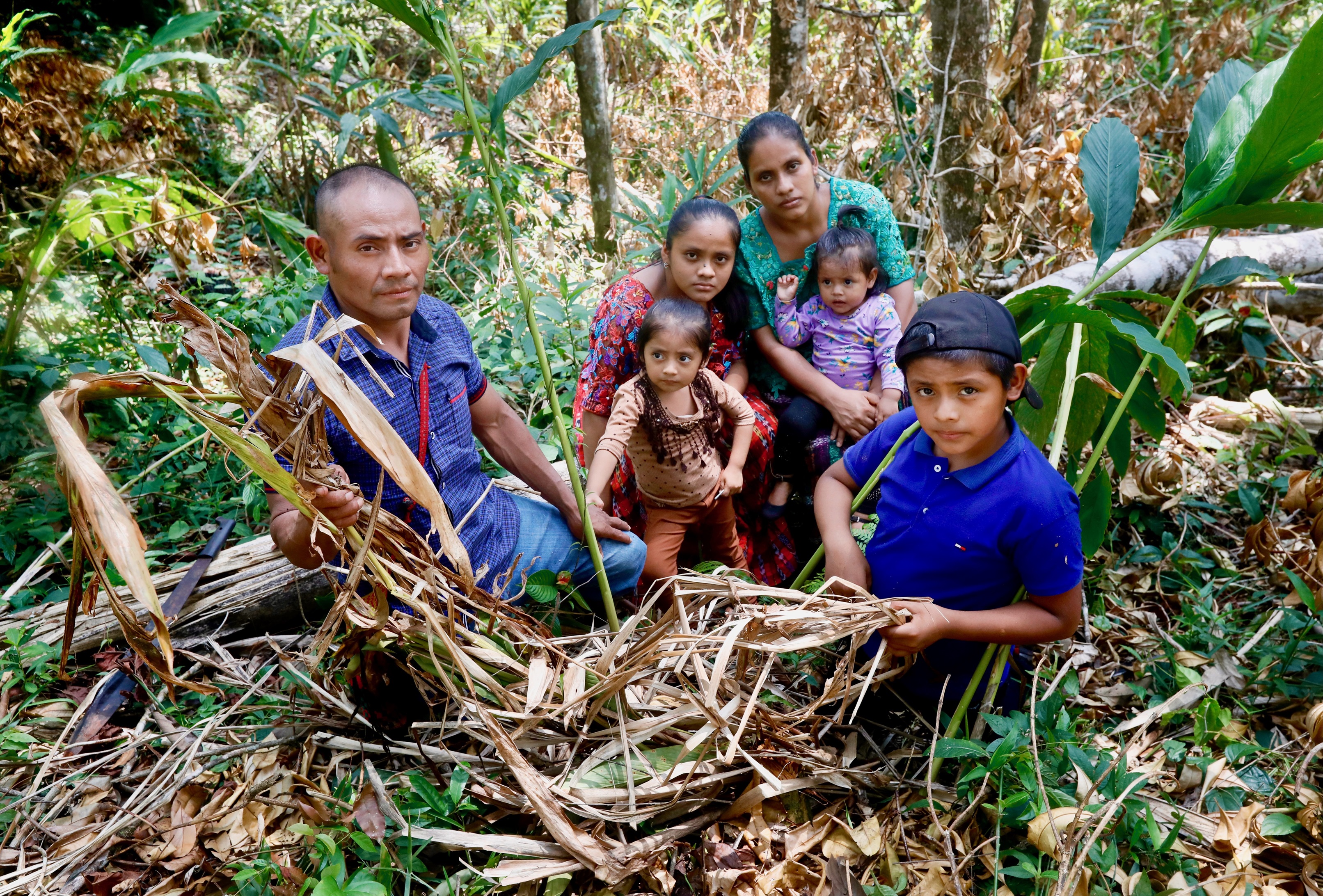 Ilma, Julio and their children with the crops that failed due to the effects of climate change