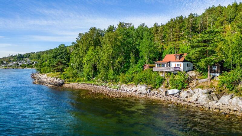 This Filtvet cottage perched at the water’s edge offers boating and swimming throughout the summer months, with hiking in winter. 