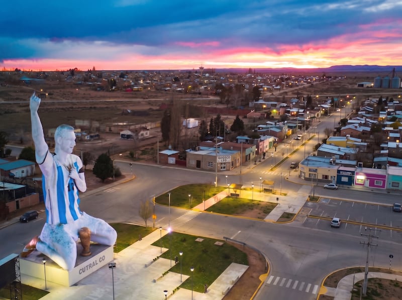 The new Lionel Messi statue in Patagonia, Argentina