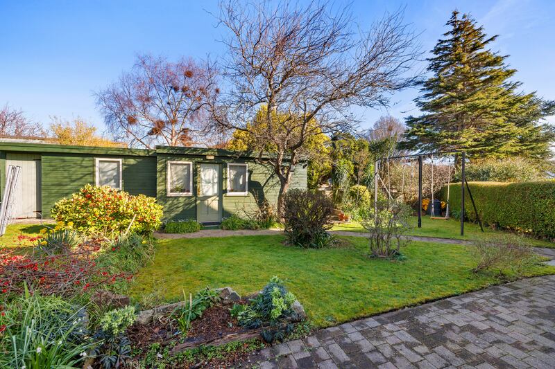 Back garden with separate living space